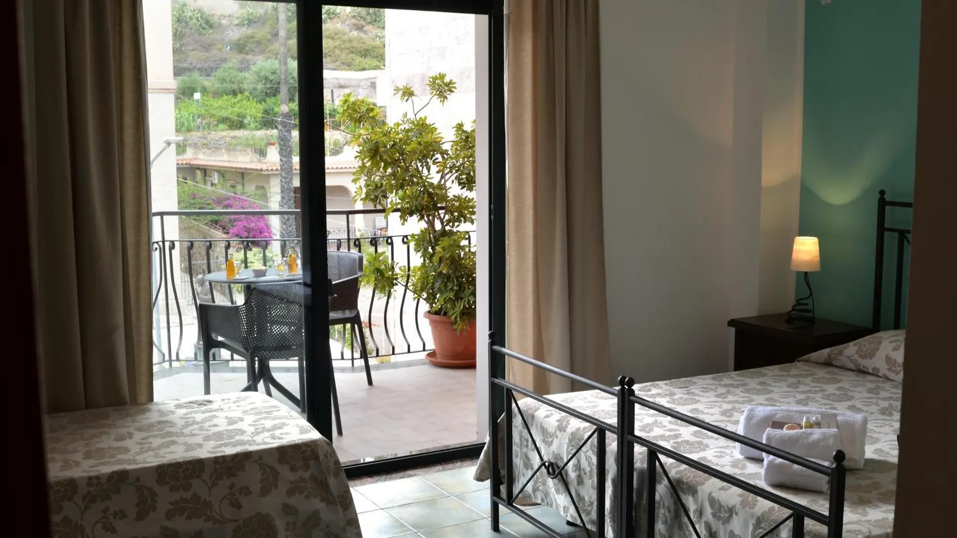 Hotel Donna Rosa SantʼAlessio Siculo